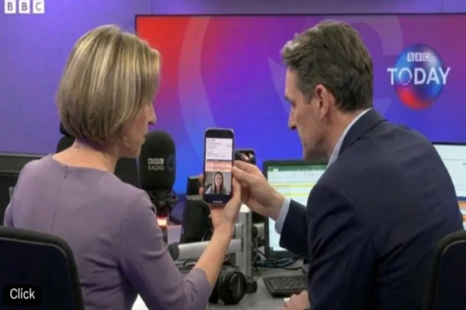 El jefe de NatWest, Paul Thwaite, fotografiado con la periodista Emily Maitlis en un AI Deepfaye.