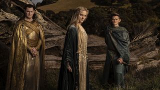 Galadriel, Gil-galad y Elrond visten ropas regias mientras están en un campo para una foto de prensa de Los Anillos de Poder