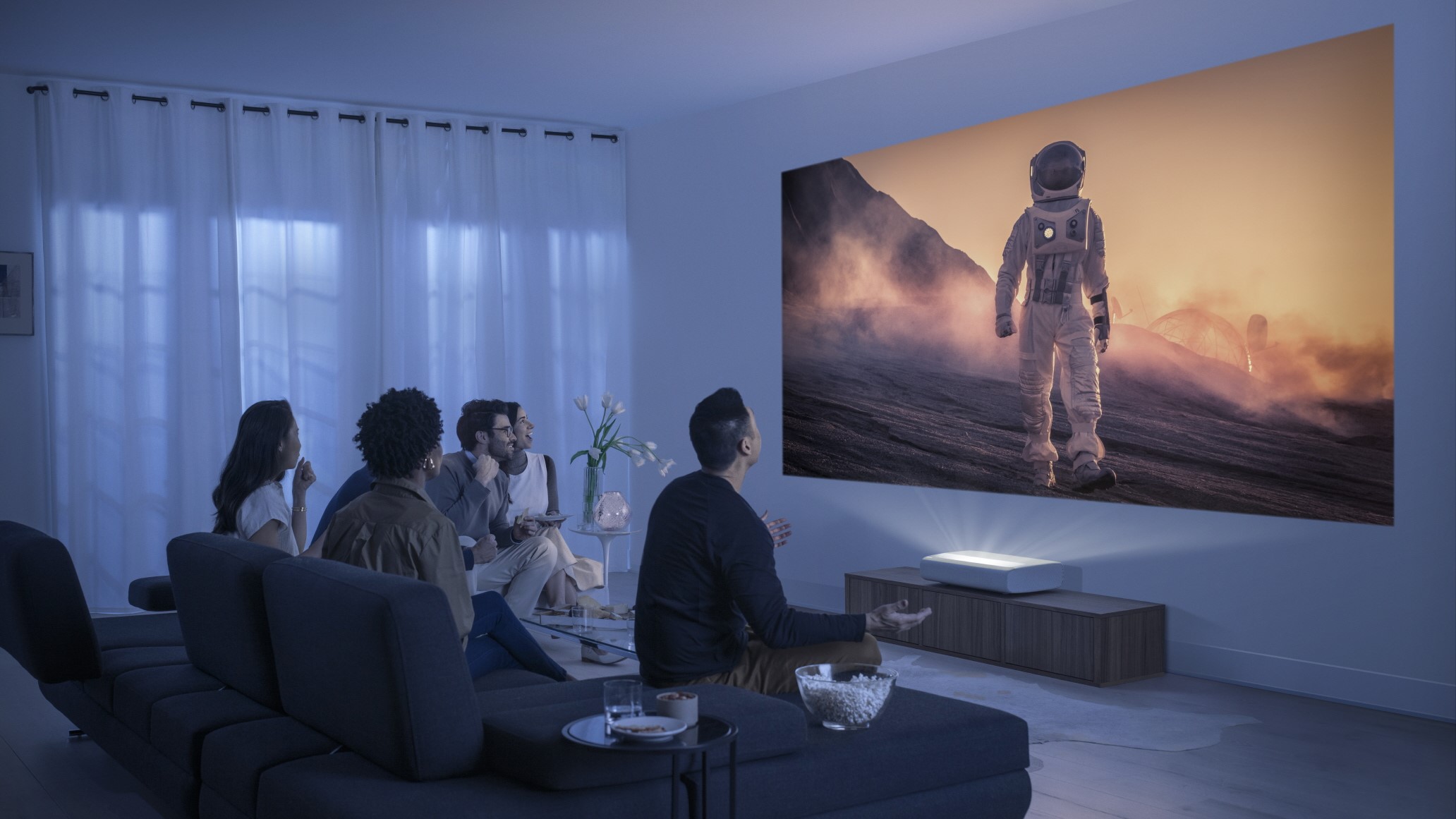 mejor proyector 4K samsung estreno en la sala de estar, proyectando la imagen de un astronauta