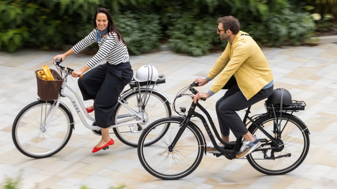 People riding Pure Free City and Pure Free Step e-bikes