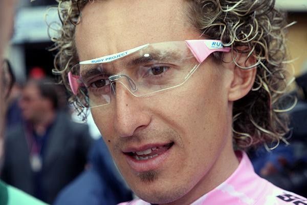 Race leader Franco Pellizotti (Liquigas) at the start.