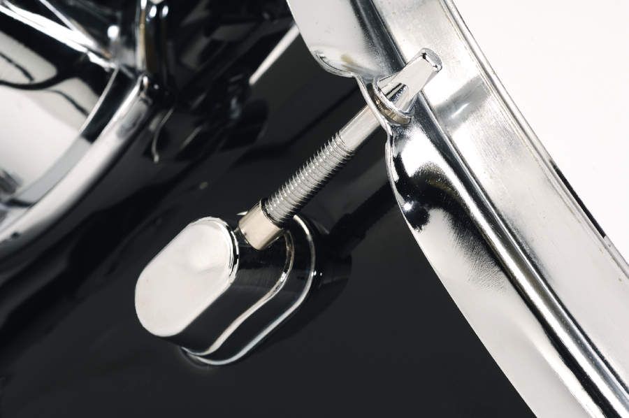 There's nothing fussy about the shell furniture, but the lugs look classier than they might.