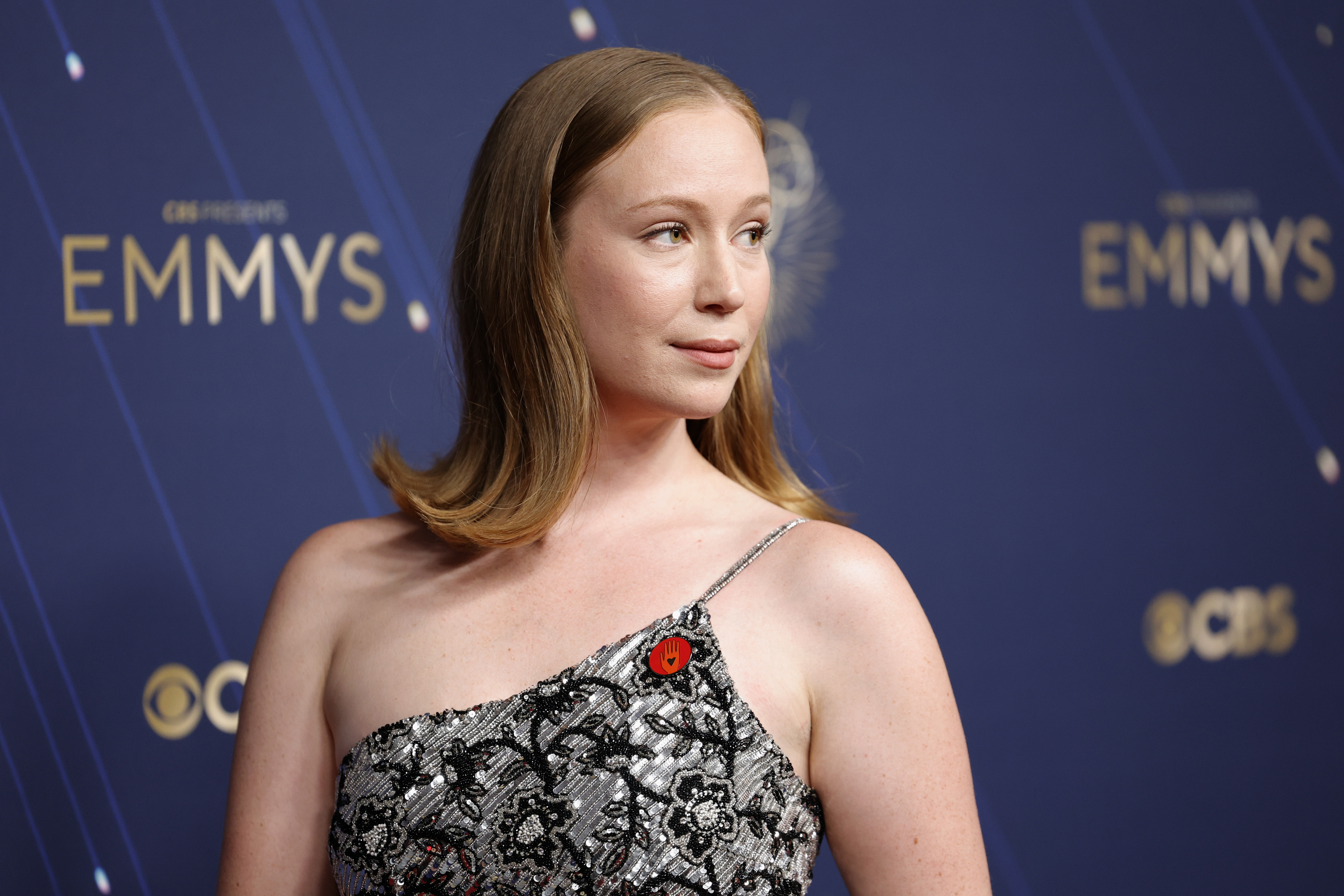 Hannah Einbinder in a black and white gown with a flippy bob
