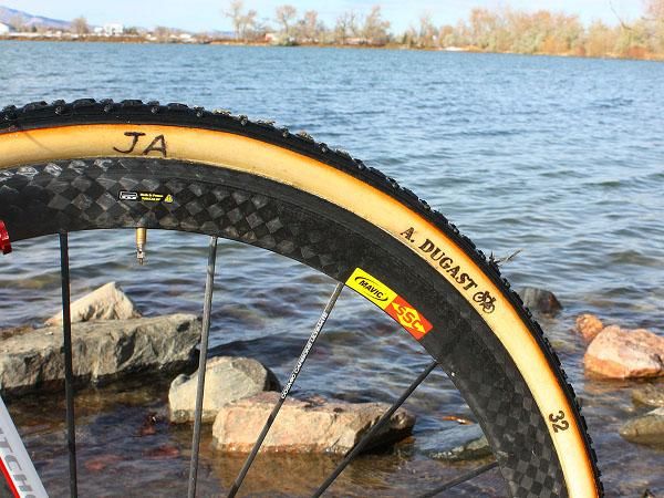 Top-notch Dugast tubular tyres are wrapped around Mavic's flagship Cosmic Carbone Ultimate carbon wheels.