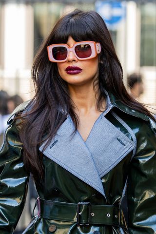 Tendencias de belleza de LFW Jameela Jamil con lápiz labial de color baya oscuro