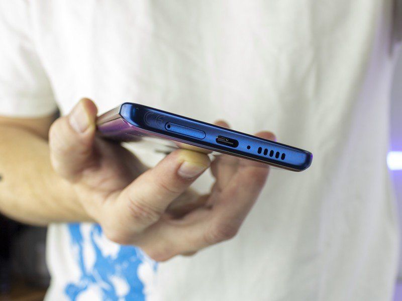 Motorola Edge 2021 Hold Bottom