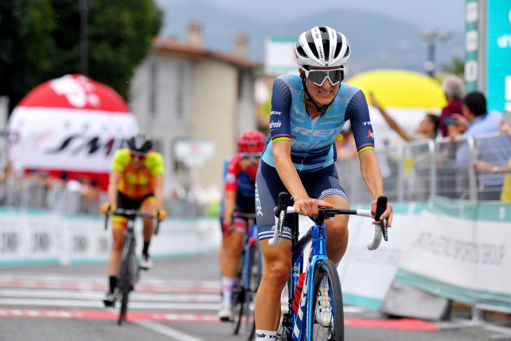 PUEGNAGO DEL GARDA ITALY JULY 08 Elisabeth DeignanArmitstead of United Kingdom and Team Trek Segafredo at arrival during the 32nd Giro dItalia Internazionale Femminile 2021 Stage 7 a 1096km stage from Soprazocco di Gavardo to Puegnago Del Garda 219m GiroDonne UCIWWT on July 08 2021 in Puegnago del Garda Italy Photo by Luc ClaessenGetty Images2
