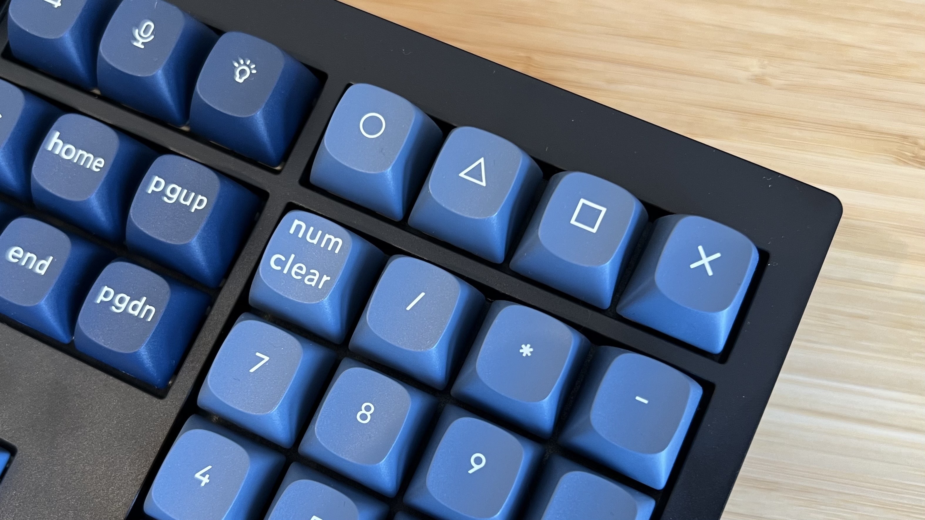 Close up on extra function buttons on Keychron V6 Max