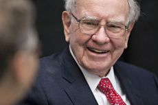 Warren Buffett, chairman and chief executive officer of Berkshire Hathaway Inc., laughs while playing cards on the sidelines the Berkshire Hathaway annual shareholders meeting in Omaha, Nebraska.
