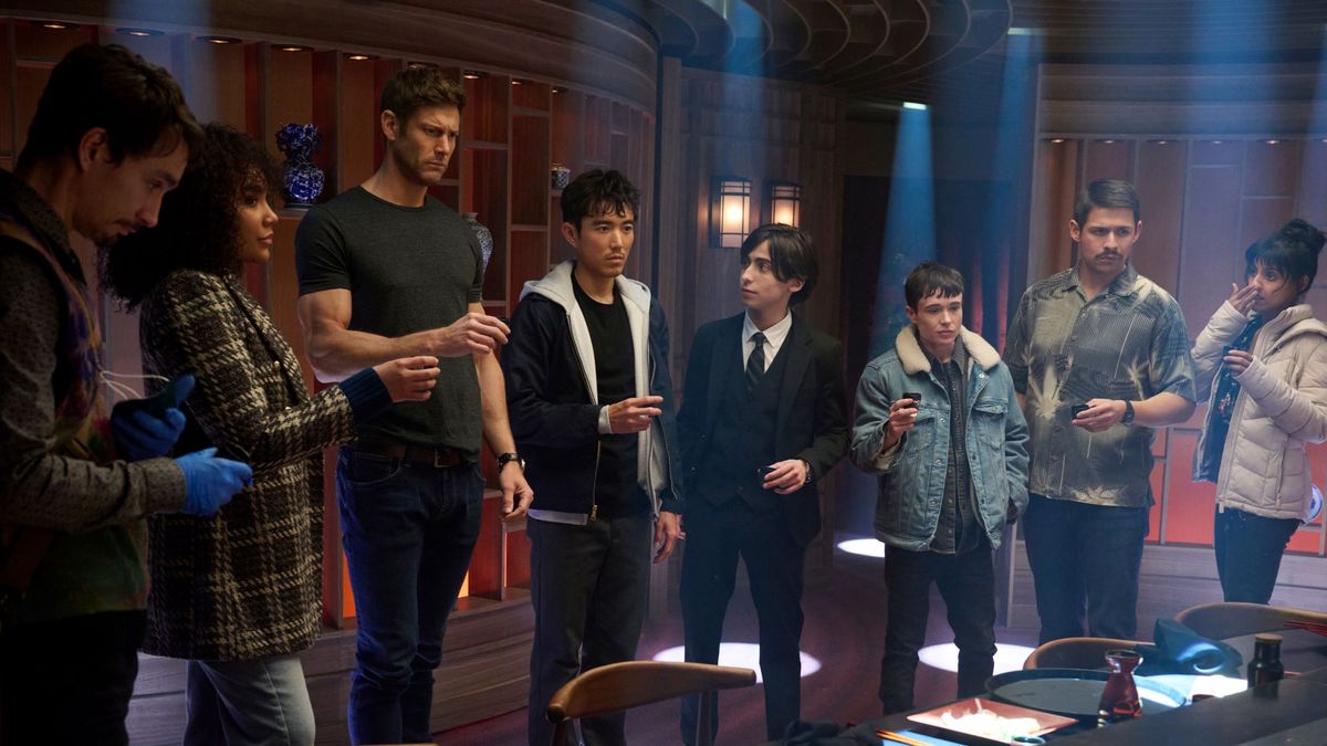 Robert Sheehan, Emmy Raver-Lampman, Tom Hopper, Justin H. Min, Aidan Gallagher, Elliot Page, David Castañeda and Ritu Arya in The Umbrella Academy