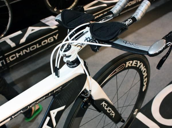 Cables tuck into the frame behind the stem on the Kueen-K.