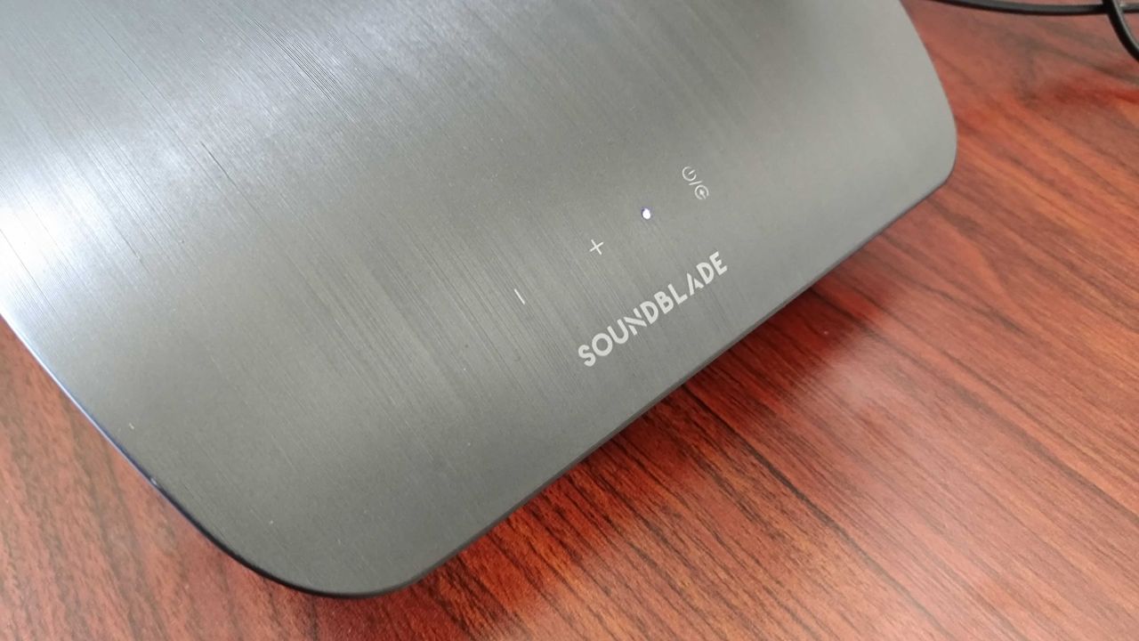 BlueAnt Soundblade touch buttons up close