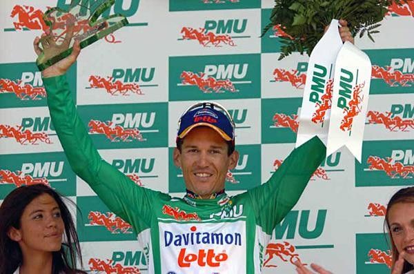 Robbie McEwen (Davitamon-Lotto) in green by just one point