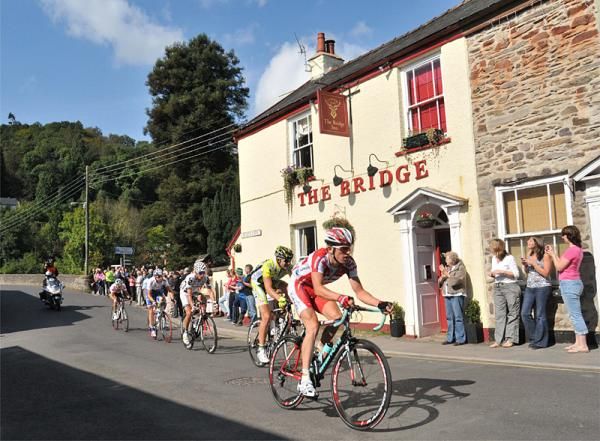 Gerain Thomas leads the break on stage 6.