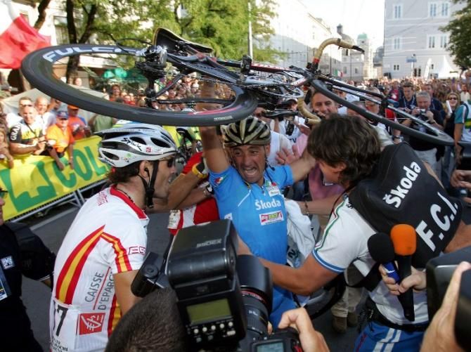 2006 Worlds: Alejandro Valverde (Spain) nudges into the Paolo Bettini party to congratulate the new world champion