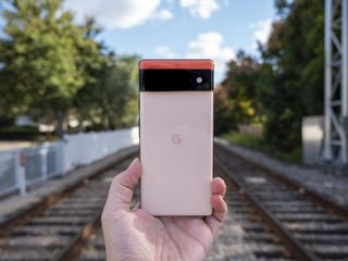 Google Pixel 6 Hold Back