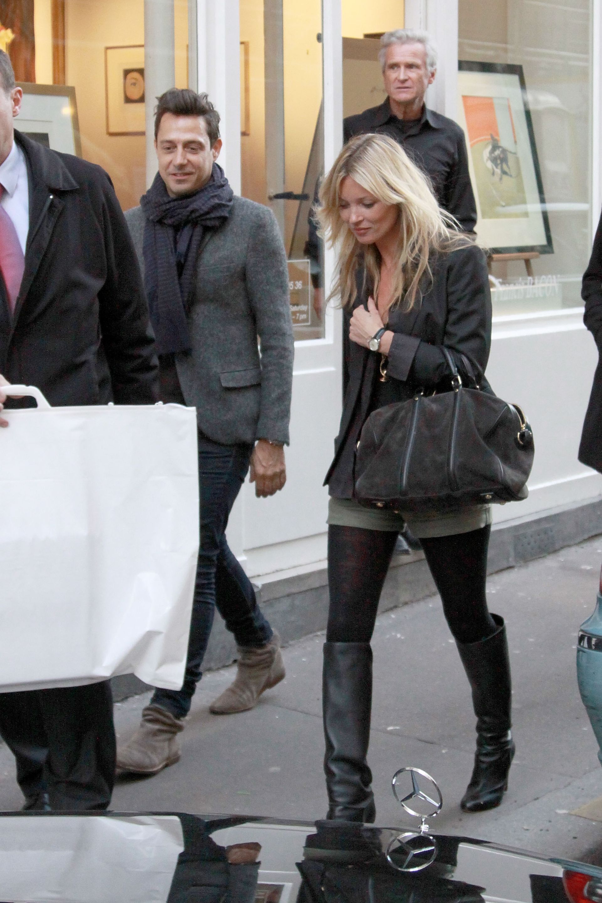 missing-image يرتدي أهل الموضة ملابس السراويل القصيرة والجوارب كما في عام 2012