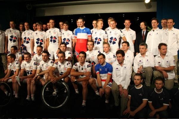 The 2008 Fran&ccedil;aise des Jeux team all join together on stage.