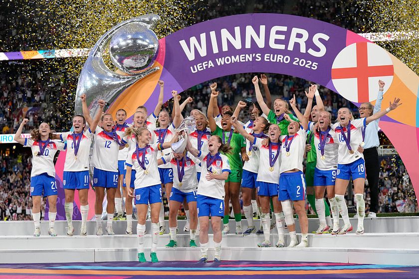 England Women celebrate with the trophy after winning Euro 2025
