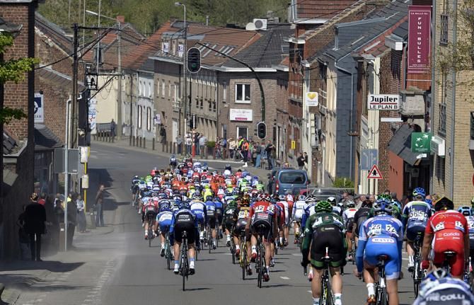 The peloton races through small Belgian towns during De Brabantse Pijl