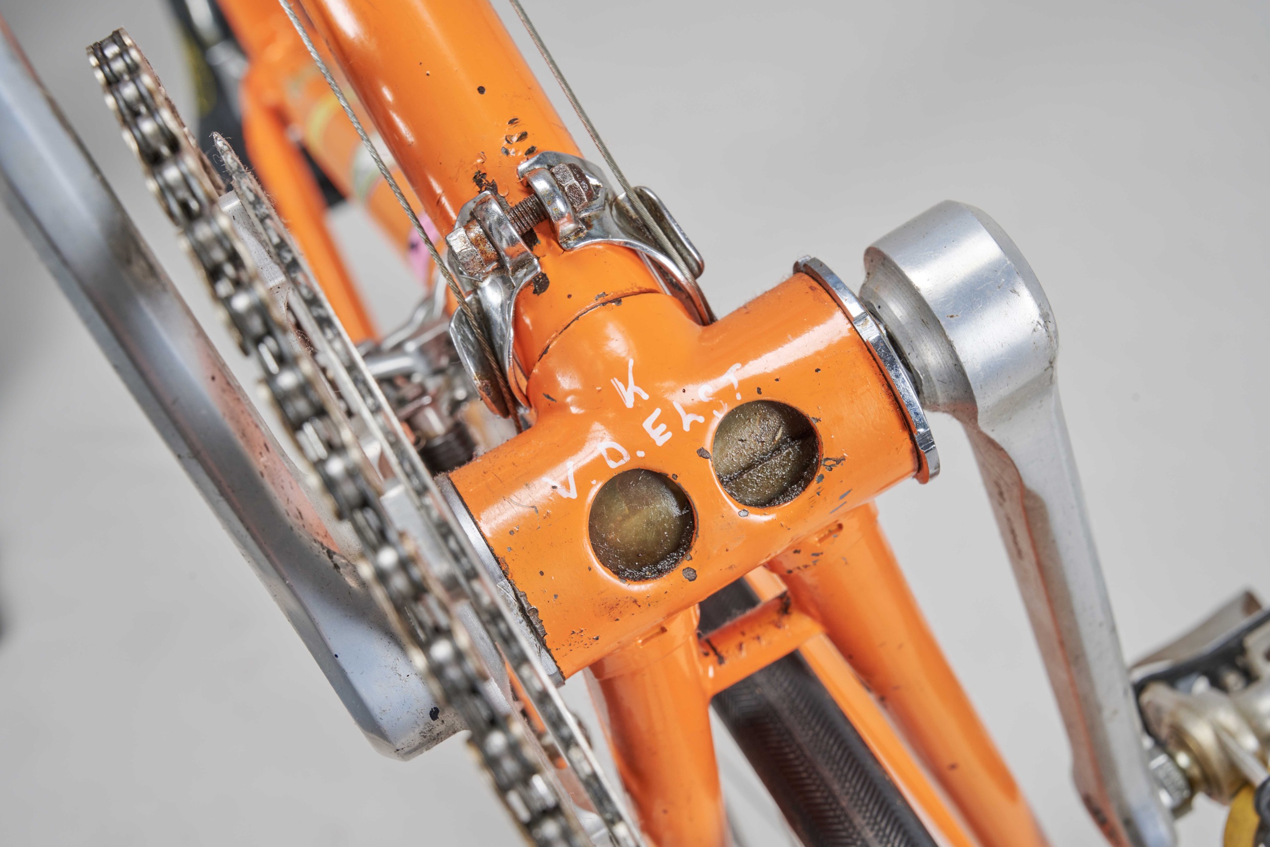 Bottom bracket shell with details marked on the base