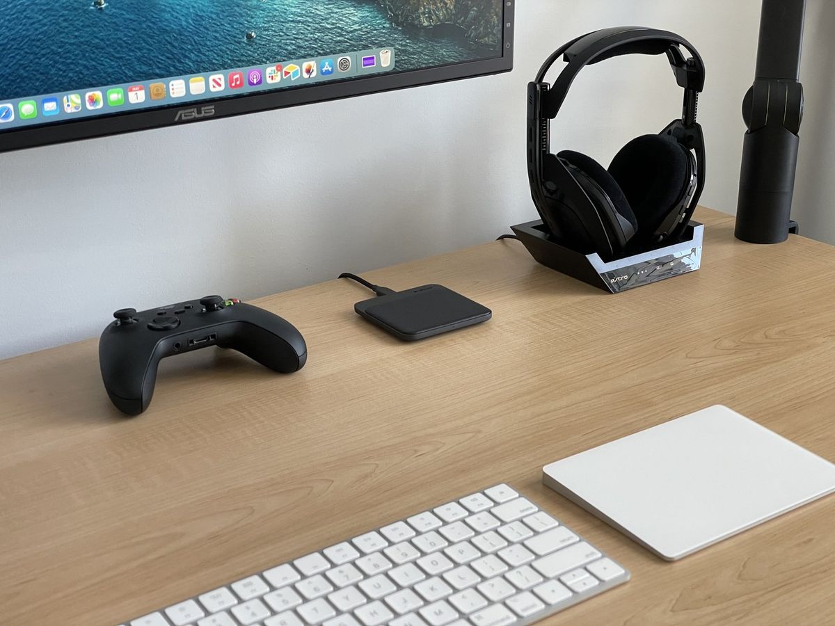 Nomad Base Station Mini Desk
