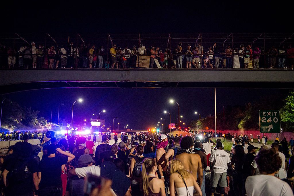 Police protesters shut down I-94 in St. Paul, Minnesota