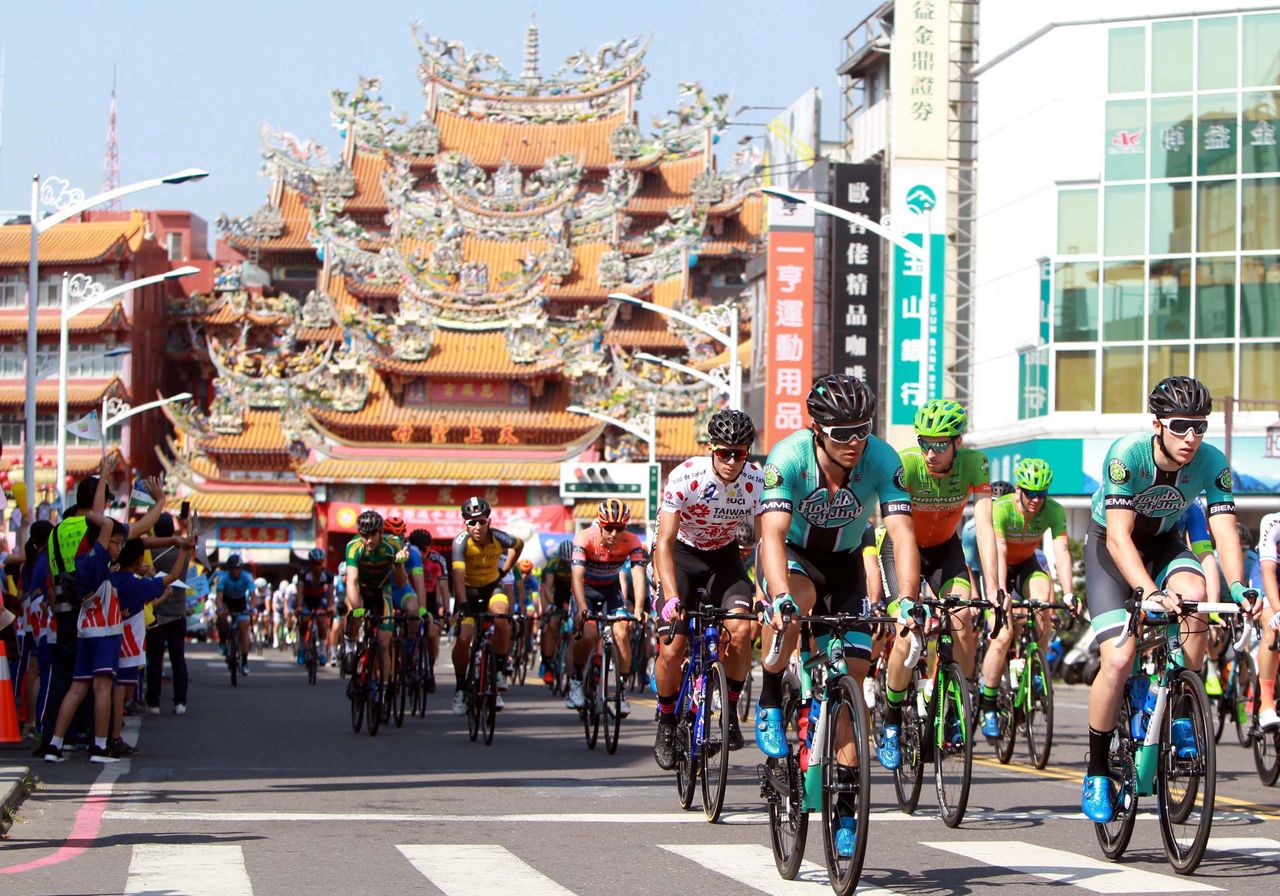 Travis McCabe in the Floyd's kit at Tour de Taiwan