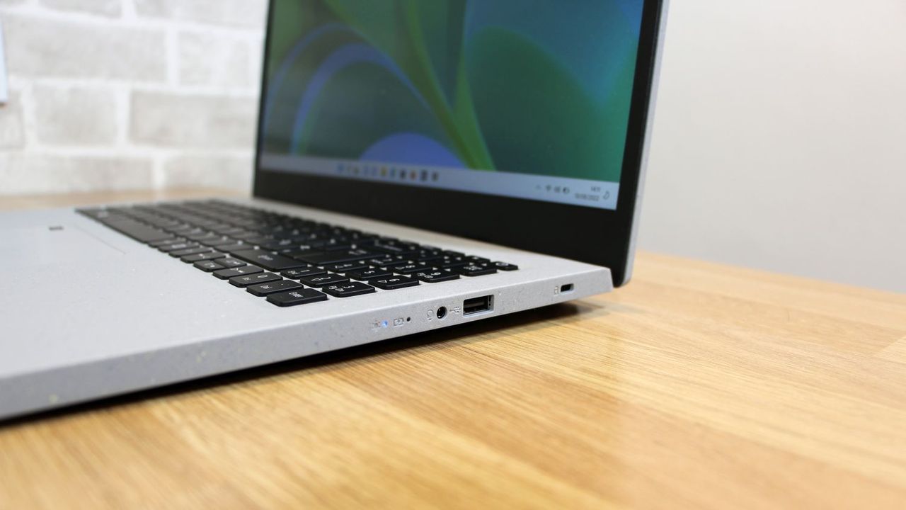 Acer Aspire Vero laptop_ports on right side
