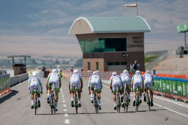 Argos-Shimano leaves the start house.