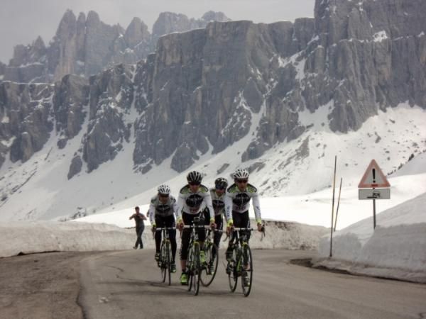 Carlos Sastre, Denis Menchov, Fabio Duarte, David Blanco and Gianpaolo Cheulthe on the Giau