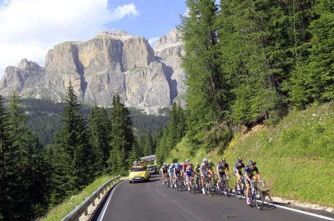 Team Saxo-Tinkoff pushes the pace in the GC favourites group on the Passo Pordoi ascent