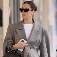 Hailee Steinfeld carried the Louis Vuitton Speedy Bandouliere 30 Bag with an oversize gray blazer