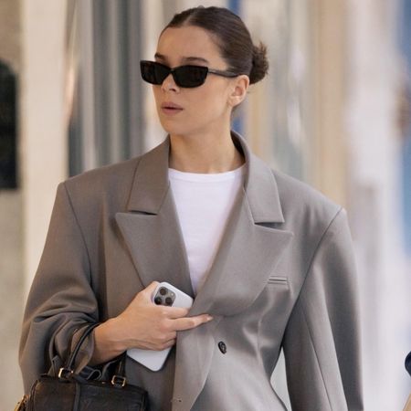 Hailee Steinfeld carried the Louis Vuitton Speedy Bandouliere 30 Bag with an oversize gray blazer