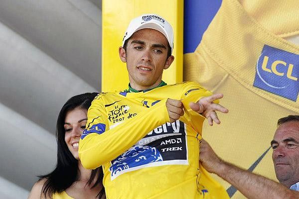 Contador pulls on his first maillot jaune