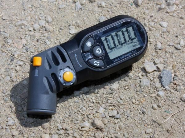The new Topeak SmartGauge D2 features a pivoting head so the display is always visible.