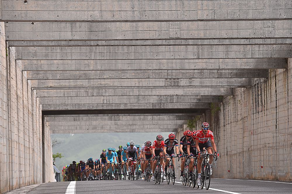 The peloton lined out during stage 5