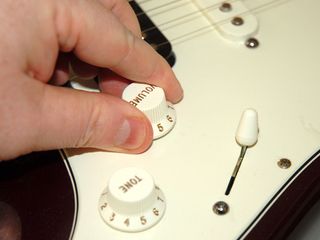 Removing a volume pot from a strat