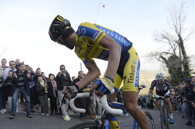 Alberto Contador (Tinkoff-Saxo) checks behind