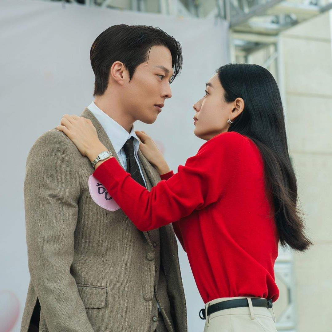 A woman (Ahn Eun-jin, right) stands with her hands on a man&#039;s (Kang Ji-yong, left) shoulders, in the K-drama &#039;Dynamite Kiss.&#039;