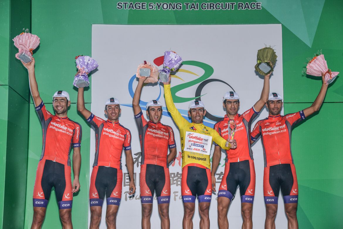 Rahim Emami (Pishgaman Giant Team) and his team on the podium
