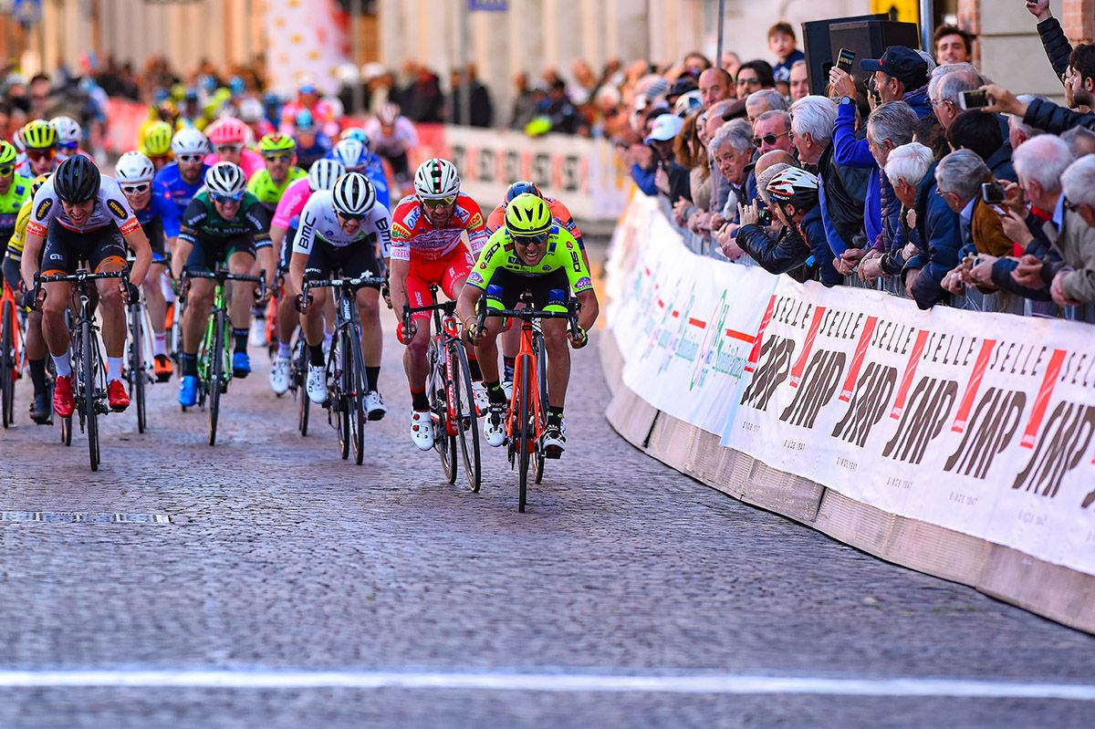Simone Velasco powers to the win
