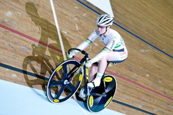 Womens Sprint - Anna Meares stays on course