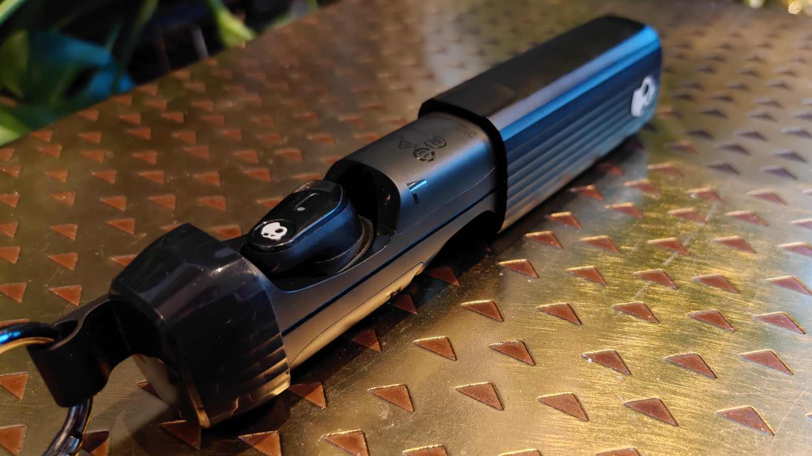 The Skullcandy Method 540 carry case with an earbud inside.