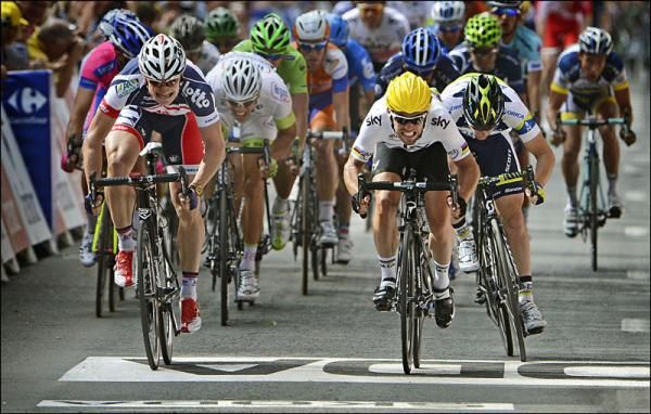 Mark Cavendish (Sky) grits his teeth and sprints for it