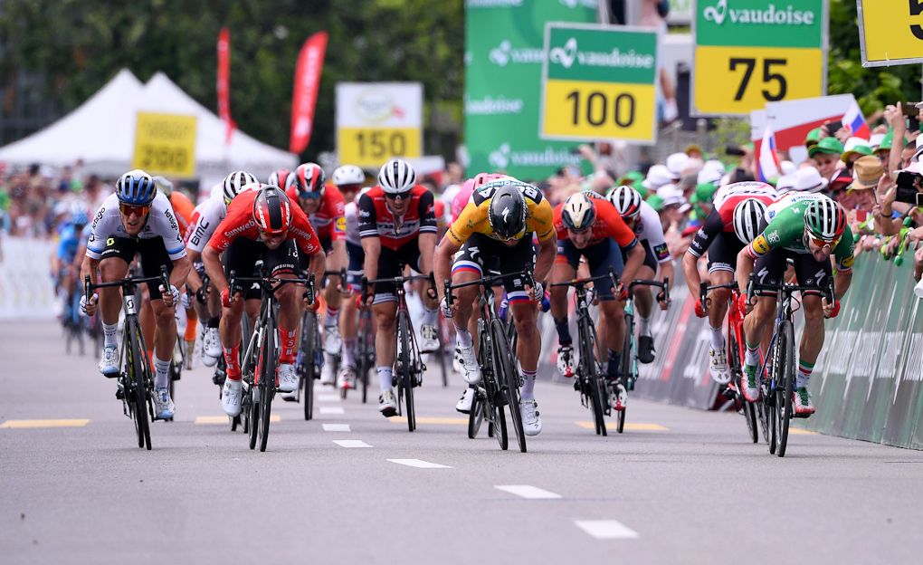 Sprinters bear down on the line during stage 4 at Tour de Suisse
