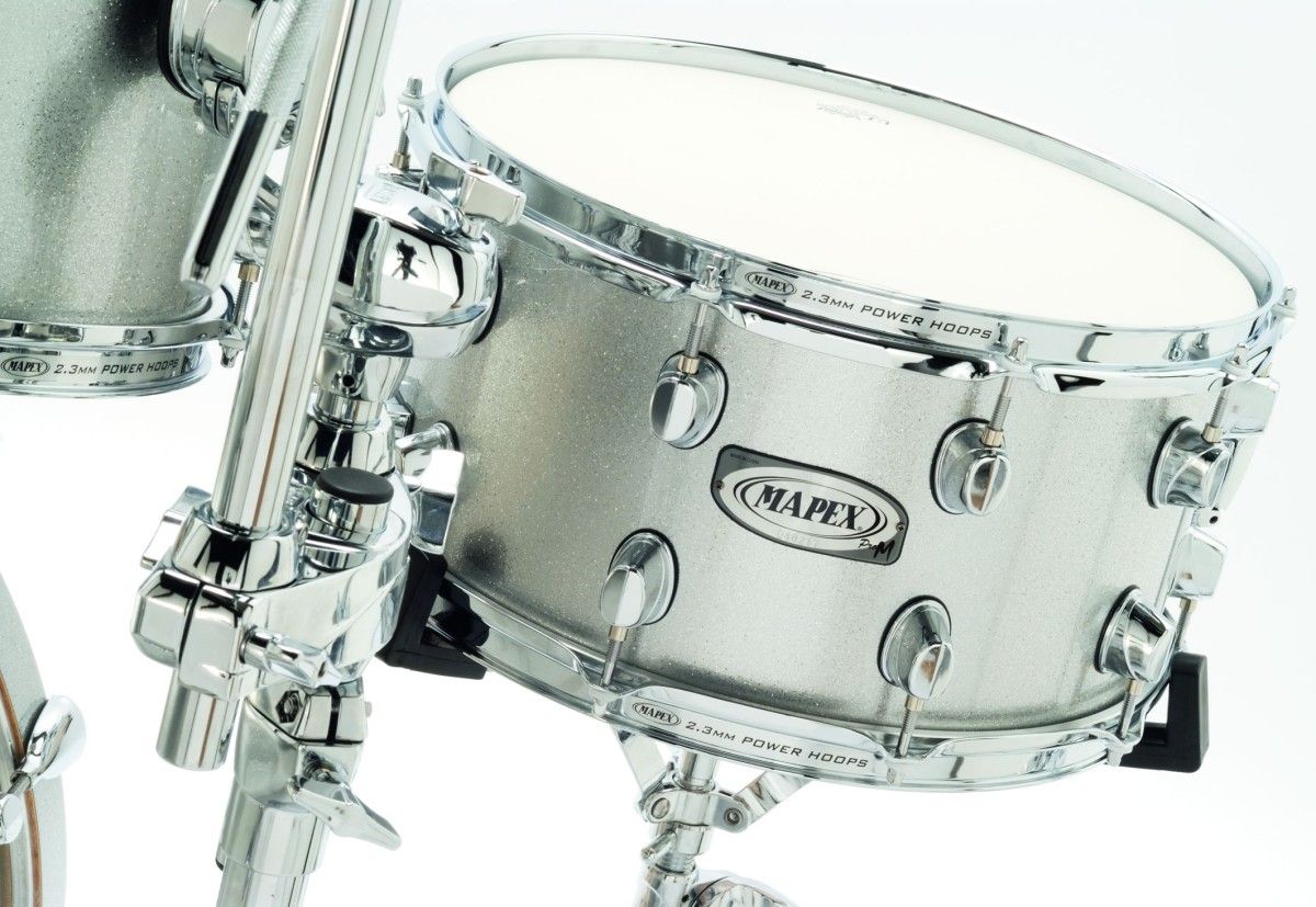 The two sparkle lacquer finishes are exclusive to the LA Kit and the discrete lugs allow it plenty of room to shimmer