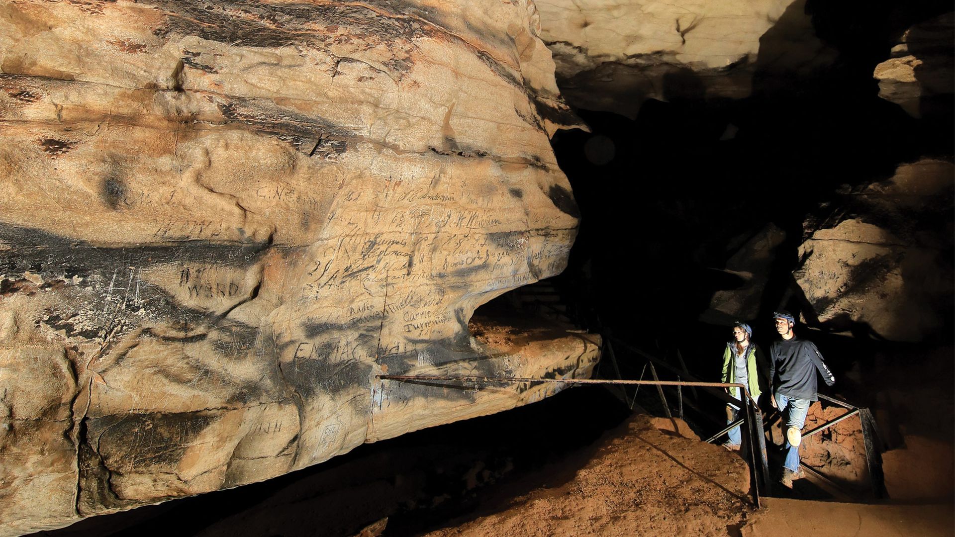 Cave text. Пещеры Мустанга. Пещера индейца. Метки в пещерах. Надписи в пещерах.