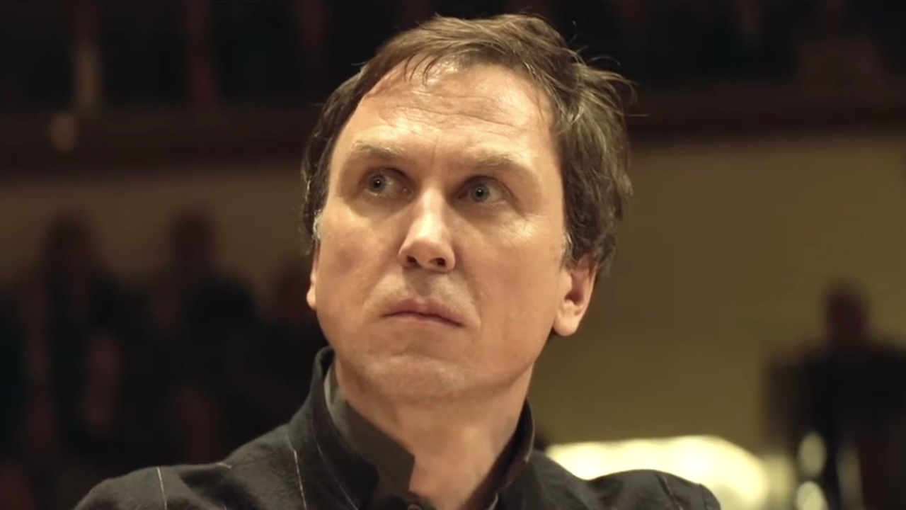 Lars Eidinger's Tom Lunies conducting an orchestra in Sterben