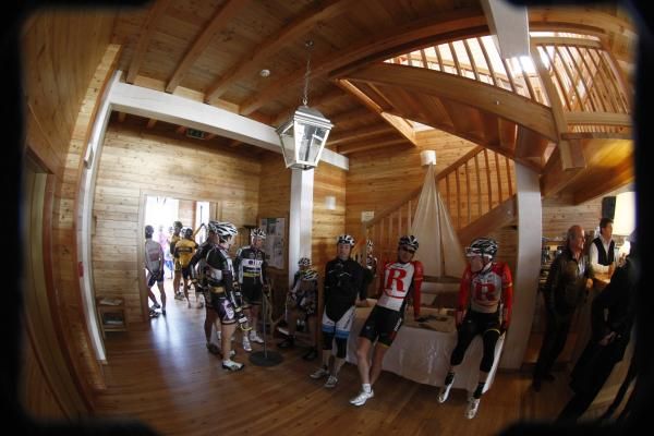 The riders wait for the start in Porto Rotondo.